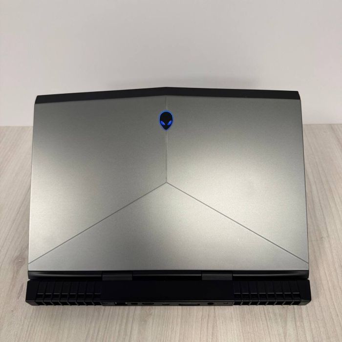 Ігровий ноутбук Б-клас Dell Alienware 15 R3 / 15.6" (1920x1080) IPS / Intel Core i7-7700HQ (4 (8) ядра по 2.8 - 3.8 GHz) / 16 GB DDR4 / 128 GB SSD M.2 + 1000 GB HDD / nVidia GeForce GTX 1060, 6 GB GDDR5, 192-bit / WebCam б/в - зображення 3