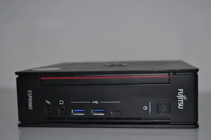 Неттоп Fujitsu Esprimo Q958 Mini USFF / Intel Core i5-9500T (6 ядер по 2.2 - 3.7 GHz) / 16 GB DDR4 / 256 GB SSD M.2 / Intel UHD Graphics 630 / Windwos 11 Pro б/в - зображення 4