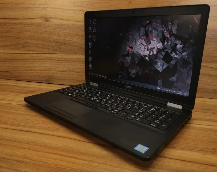 Ноутбук Б-клас Dell Latitude E5570 / 15.6" (1366x768) TN / Intel Core i5-6300U (2 (4) ядра по 2.4 GHz) / 8 GB DDR4 / 256 GB SSD / Intel HD Graphics 520 / WebCam б/в - зображення 3