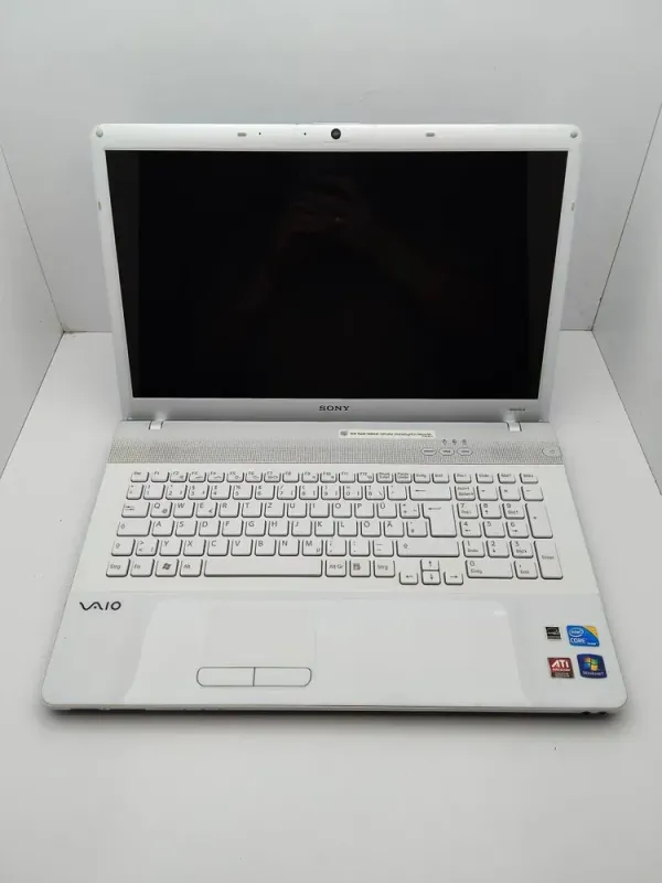 Ноутбук Sony VPC173 / 17.3" (1600x900) TN / Intel Core i3-370M (2 (4) ядра по 2.4 GHz) / 6 GB DDR3 / 320 GB HDD / AMD Radeon HD 5000M / WebCam / АКБ не тримає б/в - зображення 2