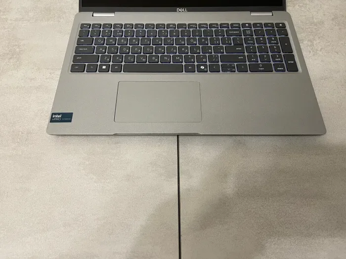 Ультрабук Dell Latitude 5550 / 15.6" (1920x1080) IPS / Intel Core Ultra 5 135H (14 (18) ядер по 1.7 - 4.6 GHz) / 16 GB DDR5 / 256 GB SSD M.2 / Intel Arc Graphics / WebCam б/в - зображення 4