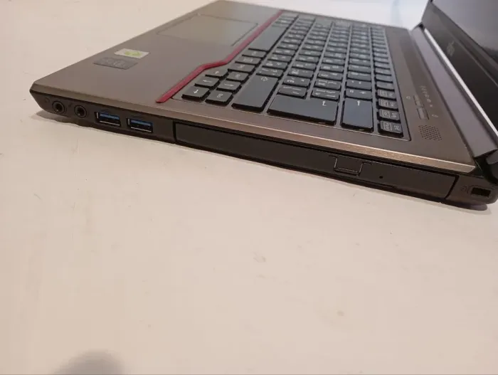 Ноутбук Б-клас Fujitsu LifeBook E744 / 14" (1600x900) TN / Intel Core i5-4310M (2 (4) ядра по 2.7 - 3.4 GHz) / 8 GB DDR3 / 500 GB HDD / Intel HD Graphics 4600 / DVD-RW / WebCam б/в - зображення 5