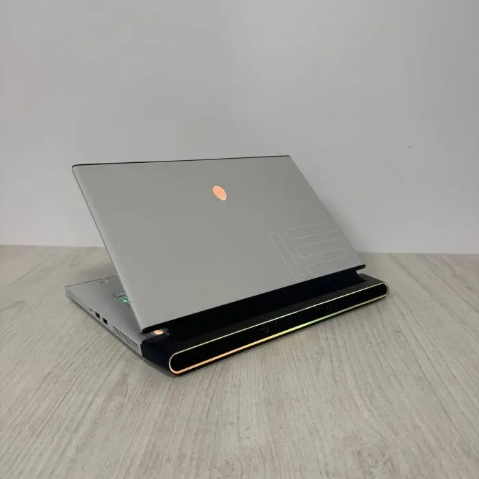 Ігровий ноутбук Б-класу Dell Alienware m15 R3 / 15,6" (1920x1080) IPS / Intel Core i7-10750H (6 (12) ядер по 2,6 - 5,0 ГГц) / 16 ГБ DDR4 / 256 ГБ SSD / nVidia GeForce RTX 2070 Super, 8 ГБ GDDR6, 256-біт б/в - зображення 7