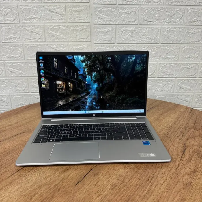 Ультрабук Б-клас HP ProBook 650 G8 / 15.6" (1920x1080) IPS / Intel Core i5-1135G7 (4 (8) ядра по 2.4-4.2 GHz) / 16 GB DDR4 / 512 GB SSD / Iris Xe Graphics / WebCam б/в - зображення 2