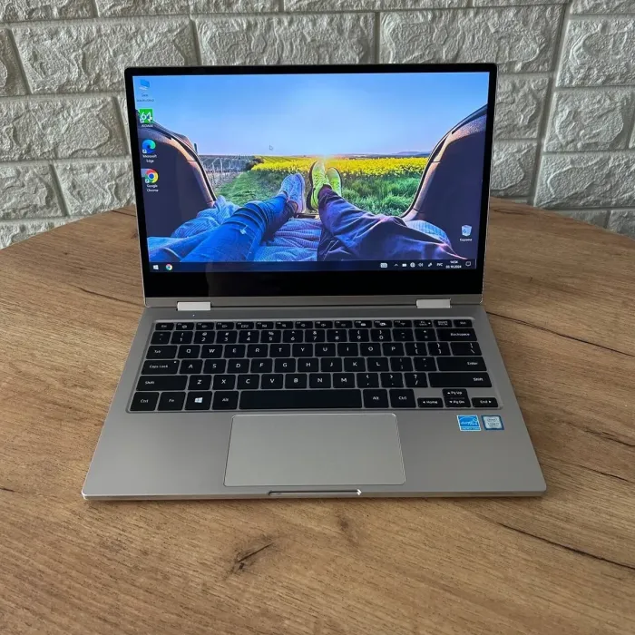 Ультрабук-трансформер Samsung NP930MBE-K05US / 13.3" (1920x1080) IPS Touch / Intel Core i7-8565U (4 (8) ядра по 1.8 - 4.6 GHz) / 16 GB DDR4 / 256 GB SSD / Intel UHD Graphics / WebCam б/в - зображення 2