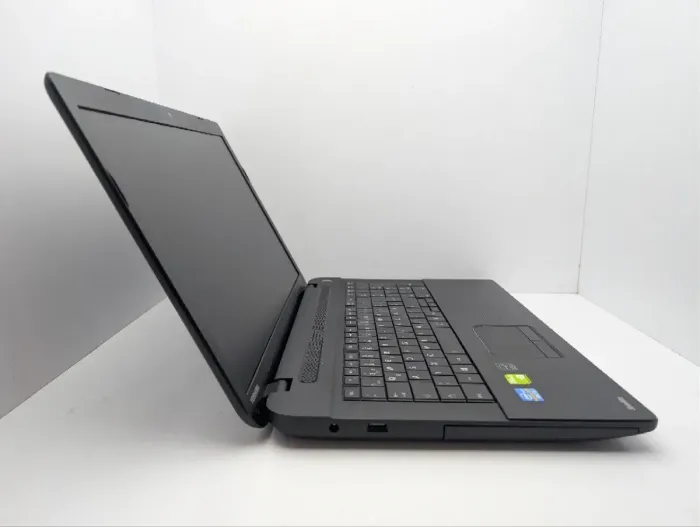 Ноутбук Toshiba Satellite C70-A / 17.3" (1600x900) TN / Intel Core i3-3120M (2 (4) ядра по 2.5 GHz) / 6 GB DDR3 / 500 GB HDD / nVidia GeForce 710M, 1 GB GDDR3, 64-bit / WebCam / DVD-ROM б/в - зображення 4
