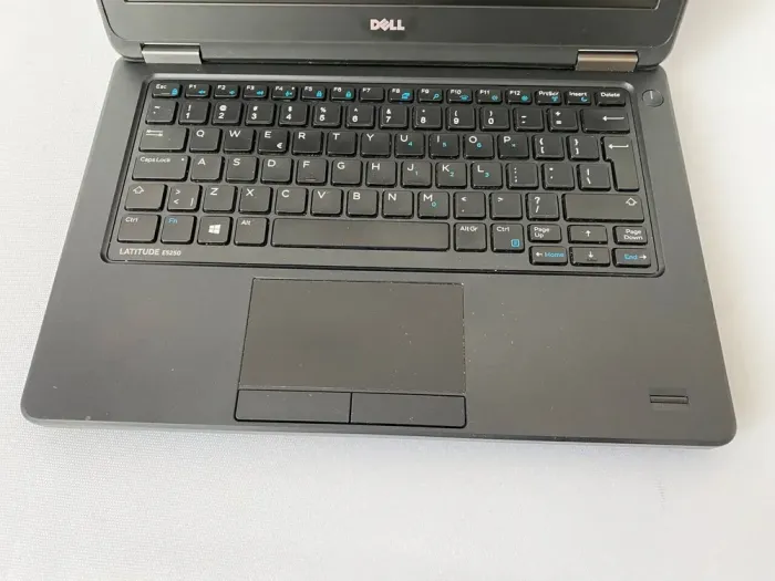 Нетбук Б-клас Dell Latitude E5250 / 12.5" (1366x768) TN / Intel Core i5-5300U (2 (4) ядра по 2.3 - 2.9 GHz) / 8 GB DDR3 / 240 GB SSD / Intel HD Graphics 5500 / WebCam / HDMI б/в - зображення 4