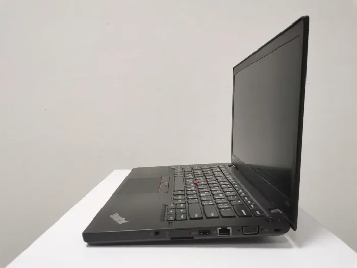 Ноутбук Б-клас Lenovo ThinkPad T450s / 14" (1600x900) TN / Intel Core i7-5600U (2 (4) ядра по 2.6 - 3.2 GHz) / 12 GB DDR3 / 250 GB SSD / Intel HD Graphics 5500 / WebCam / VGA / Windows 10 Pro / Дві АКБ (одна посилена) б/в - зображення 4