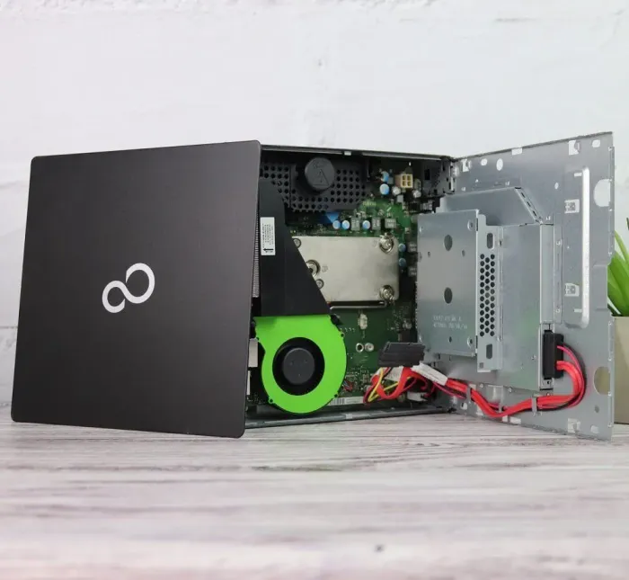 Неттоп Fujitsu Esprimo Q556 USFF / Intel Core i5-6500T (4 ядра по 2.5 - 3.1 GHz) / 8 GB DDR4 / 240 GB SSD / Intel HD Graphics 530 / DVD-ROM б/в - зображення 3