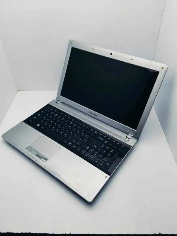 Ноутбук Samsung RV513 / 15.6" (1366x768) TN / AMD E-450 (2 ядра по 1.65 GHz) / 6 GB DDR3 / 320 GB HDD / AMD Radeon HD 6320 / WebCam б/в - зображення 4