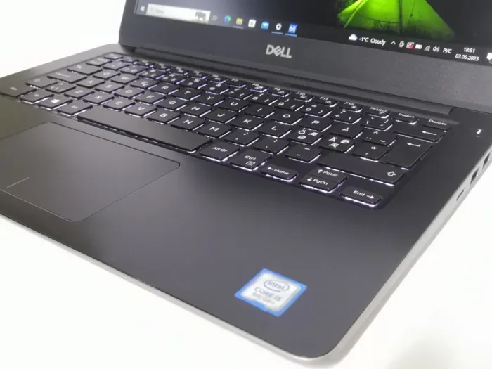 Ультрабук Б-клас Dell Vostro 5370 / 13.3" IPS / Core i5-8250U (4(8) ядра по 1.6-3.4GHz) / 8GB DDR4 / 256GB SSD / UHD Graphics 620 / WebCam / HDMI б/в - зображення 4