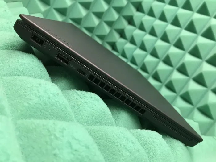 Ультрабук Б-клас Lenovo ThinkPad T470 / 14" (1366x768) TN / Intel Core i5-7300U (2 (4) ядра по 2.6 - 3.5 GHz) / 8 GB DDR4 / 240 GB SSD / Intel HD Graphics 520 / WebCam / Fingerprint / USB 3.1 / HDMI б/в - зображення 5