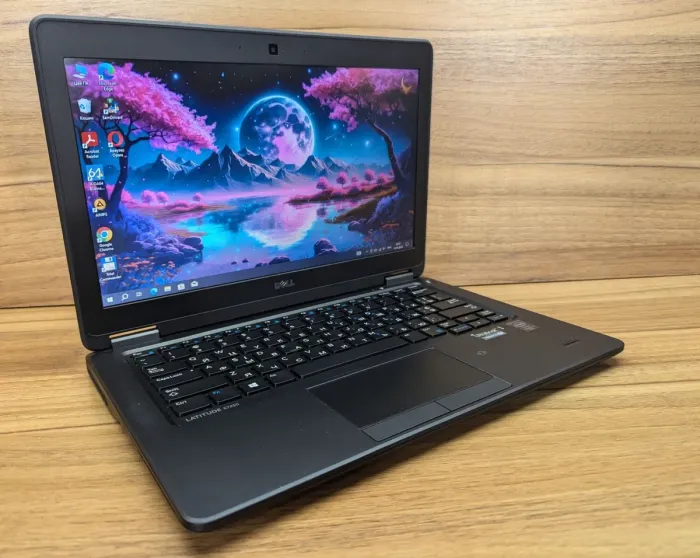 Нетбук Б-клас Dell Latitude E7250 / 12.5" (1366x768) TN / Intel Core i7-5600U (2 (4) ядра по 2.6 - 3.2 GHz) / 8 GB DDR3 / 256 GB SSD / Intel HD Graphics 5500 / WebCam / Fingerprint / Windows 10 б/в - зображення 4