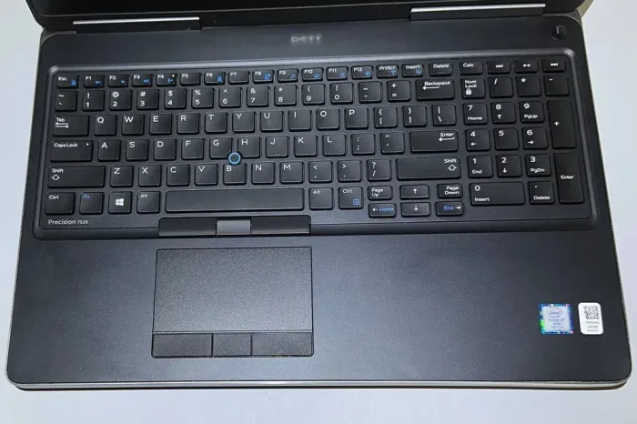 Мобільна робоча станція Dell Precision 7520 / 15,6" (1920x1080) IPS / Intel Core i7-7820HQ (4 (8) ядра по 2,9 - 3,9 ГГц) / 16 ГБ DDR4 / 256 ГБ SSD / nVidia Quadro M1200, 4 ГБ GDDR5, 256-біт / WebCam б/в - зображення 3