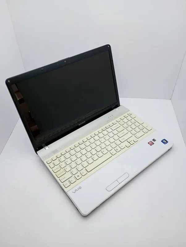 Ноутбук Sony VPC156 / 15.6" (1366x768) TN / Intel Core i3-380M (2 (4) ядра по 2.53 GHz) / 6 GB DDR3 / 320 GB HDD / AMD Mobility Radeon HD 5000 / WebCam б/в - зображення 3