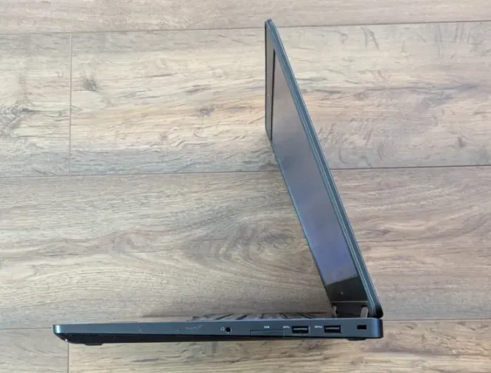 Ноутбук Dell Latitude E5570 / 15.6" (1366x768) TN / Intel Core i5-6300U (2 (4) ядра по 2.4 - 3.0 GHz) / 8 GB DDR4 / 128 GB SSD / Intel HD Graphics 520 / WebCam / Windows 11 б/в - зображення 5