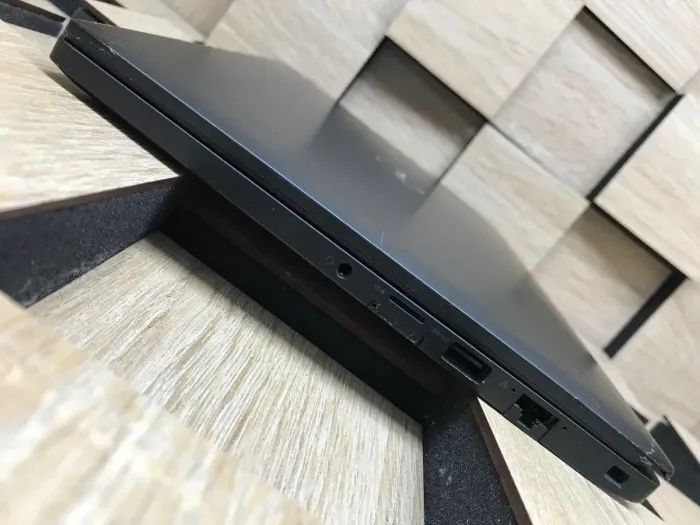 Ультрабук Б-клас Dell Latitude 7390 / 13.3" (1920x1080) IPS Touch / Intel Core i5-8350U (4 (8) ядра по 1.7 - 3.6 GHz) / 8 GB DDR4 / 240 GB SSD M.2 / Intel UHD Graphics 620 / WebCam / Windows 10 б/в - зображення 7