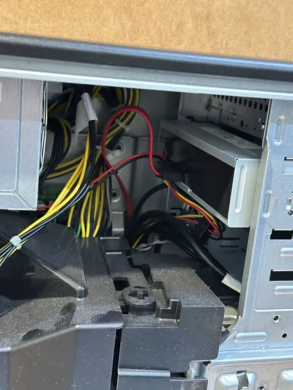 Робоча станція Fujitsu Celsius M740 Tower / Intel Xeon E5-1650 v4 (6 (12) ядер по 3,6 - 4,0 ГГц) / 64 ГБ DDR4 / без HDD / nVidia Quadro M4000, 8 ГБ GDDR5, 256-біт / 1000 Вт / DVD-RW / DisplayPort б/в - зображення 11