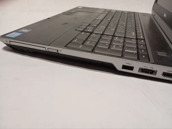 Ноутбук Б-клас Dell Latitude E6530 / 15,6" (1366x768) TN / Intel Core i5-3340M (2 (4) ядра по 2,7 - 3,4 ГГц) / 8 ГБ DDR3 / 120 ГБ SSD / Intel HD Graphics 4000 / Веб-камера / DVD-RW / АКБ не тримає заряд б/в - зображення 5