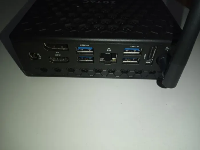 Неттоп Zotac ZBOX CI520 nano USFF / Intel Core i3-4020Y (2(4) ядра по 1.5 GHz) / 4GB DDR3 / 64 GB SSD / Intel HD Graphics 4200 б/в - зображення 3