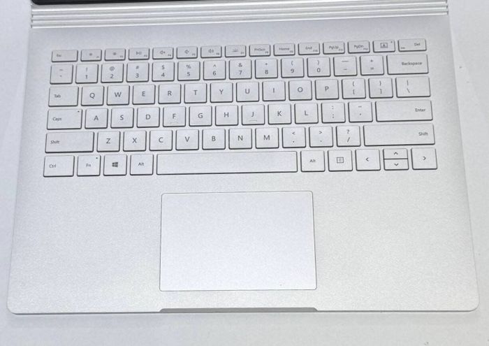 Ультрабук-трансформер Microsoft Surface Book 2 / 13.5" (3000x2000) IPS Touch / Intel Core i5-7300U (2 (4) ядра по 2.6 - 3.5 GHz) / 8 GB DDR3 / 256 GB SSD / Intel HD Graphics 620 / WebCam б/в - зображення 4