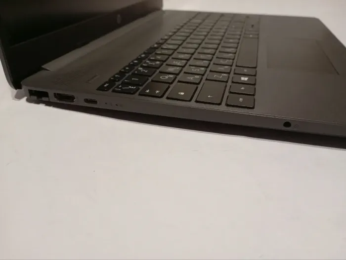 Ноутбук Б-клас HP 255 G8 / 15.6" (1366x768) TN / AMD Athlon Silver 3050U (2 ядра по 2.3 - 3.2 GHz) / 8 GB DDR4 / 256 GB SSD / AMD Radeon Graphics / WebCam + USB-флешка 64 GB б/в - зображення 4