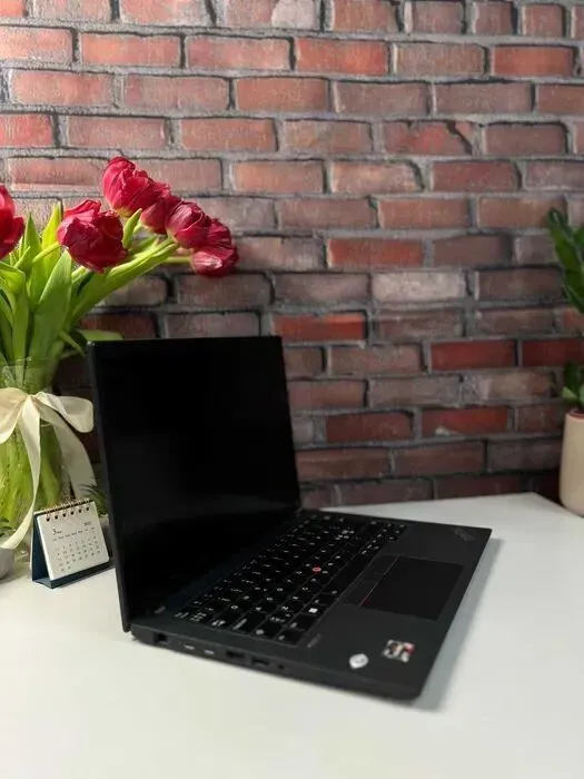 Ультрабук Lenovo ThinkPad T14 Gen 3 / 14" (1920x1080) IPS / AMD Ryzen 5 Pro 6650U (6 (12) ядер по 2.9 - 4.5 GHz) / 16 GB DDR4 / 256 GB SSD M.2 / AMD Radeon 660M Graphics / WebCam б/в - зображення 2