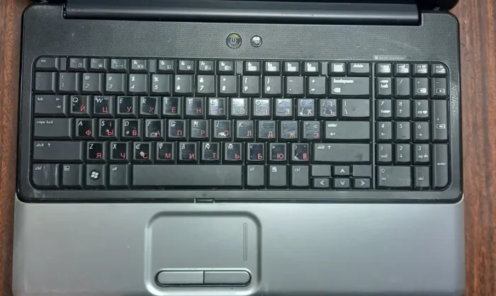 Ноутбук HP Compaq Presario CQ60 / 15.6" (1366x768) TN / Intel Celeron 585 (1 ядро з 2.16 GHz) / 4 GB DDR2 / 250 GB HDD / Intel GMA 4500M Graphics / WebCam / DVD-ROM / Windows 7 / АКБ не тримає б/в - зображення 3