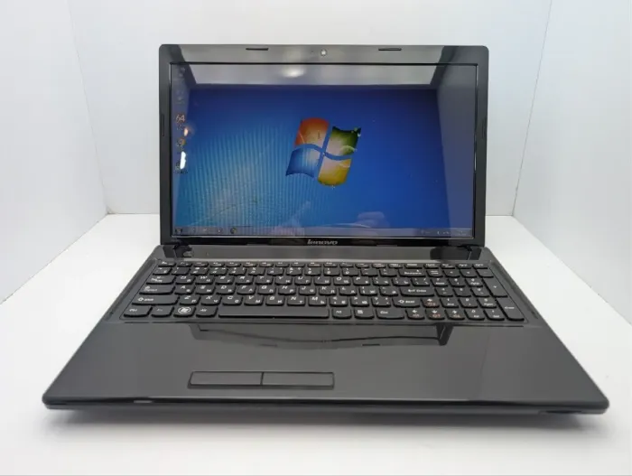 Ноутбук Lenovo IdeaPad G585 / 15.6" (1366x768) TN / AMD E1-1200 (2 ядра по 1.4 GHz) / 6 GB DDR3 / 500 GB HDD / AMD Radeon HD 7310 Graphics / WebCam / DVD-ROM б/в - зображення 2