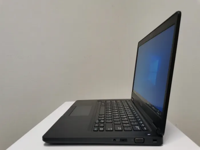 Ультрабук Dell Latitude 5490 / 14" (1920x1080) IPS / Intel Core i3-8130U (2 (4) ядра по 2.2 - 3.4 GHz) / 8 GB DDR4 / 128 GB SSD M.2 / Intel HD Graphics 620 / WebCam / HDMI / Windows 10 Pro б/в - зображення 5