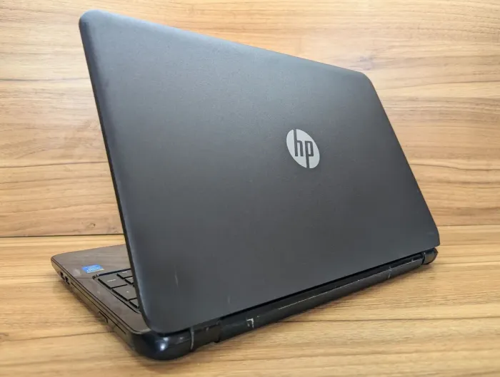 Ноутбук HP 15-r018dx / 15.6" (1366x768) TN / Intel Core i3-4010U (2 (4) ядра по 1.7 GHz) / 8 GB DDR3 / 240 GB SSD / Intel HD Graphics 4400 / WebCam / Windows 10 б/в - зображення 6