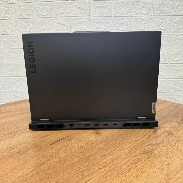 Ігровий ноутбук Lenovo Legion Pro 7 16IRX8H / 16" (2560x1600) IPS / Intel Core i9-13900HX (24 (32) ядра по 3.9 - 5.4 GHz) / 32 GB DDR5 / 1000 GB SSD NVMe / nVidia GeForce RTX 4080, 12 GB GDDR6, 192-bit / WebCam б/в - зображення 3