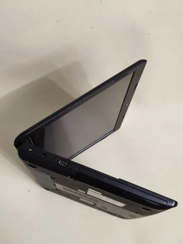 Ноутбук Toshiba Satellite C55 / 15.6" (1366x768) TN / Intel Core i3-3110M (2 (4) ядра по 2.4 GHz) / 8 GB DDR3 / 128 GB SSD / Intel HD Graphics 4000 / WebCam / DVD-ROM б/в - зображення 5