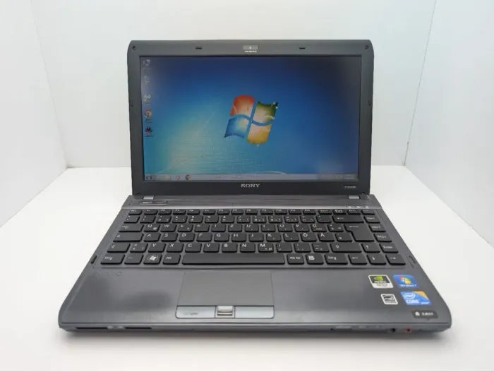 Ноутбук Sony VPC S13 / 13.3" (1366x768) TN / Intel Core i5-580M (2 (4) ядра по 2.6 - 3.3 GHz) / 6 GB DDR3 / 500 GB HDD / nVidia GeForce 310M, 512 MB GDDR3, 64-bit / WebCam / DVD-ROM б/в - зображення 2