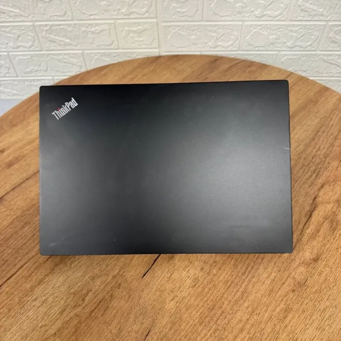 Ноутбук Б-клас Lenovo ThinkPad E585 / 15.6" (1920x1080) IPS / AMD Ryzen 5 2500U (4 (8) ядра по 2.0 - 3.6 GHz) / 8 GB DDR4 / 256 GB SSD NVMe / AMD Radeon Vega 8 Graphics / WebCam б/в - зображення 3