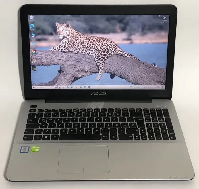 Ноутбук Б-клас Asus F555U / 15.6" (1920x1080) TN / Intel Core i7-6500U (2 (4) ядра по 2.5 - 3.1 GHz) / 8 GB DDR3 / 256 GB SSD / nVidia GeForce 940M, 2 GB DDR3, 64-bit / WebCam / DVD-ROM / Win 10 Home б/в - зображення 2