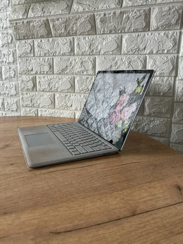 Ультрабук Б-клас Microsoft Surface Laptop / 13.5" (2256x1504) IPS Touch / Intel Core i5-7300U (2 (4) ядра по 2.6 - 3.5 GHz) / 8 GB DDR4 / 256 GB SSD / Intel HD Graphics 620 / WebCam б/в - зображення 5