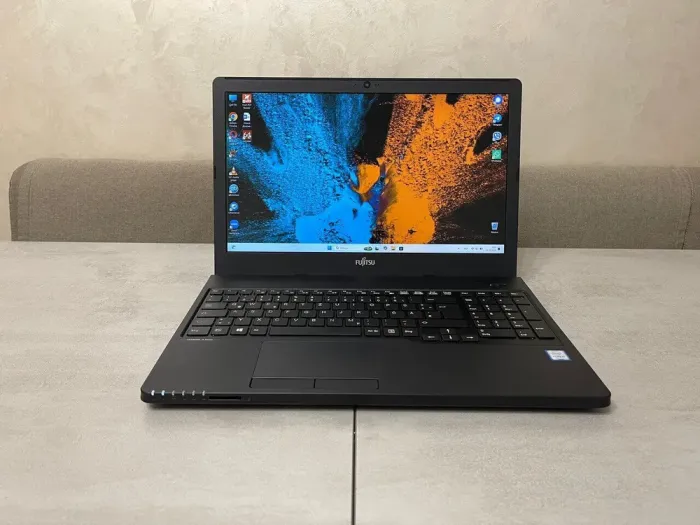 Ноутбук Fujitsu LifeBook A557 / 15.6" (1920x1080) IPS / Intel Core i5-7200U (2 (4) ядра по 2.5 - 3.1 GHz) / 16 GB DDR4 / 250 GB SSD / Intel HD Graphics 620 / WebCam / DVD-ROM б/в - зображення 2
