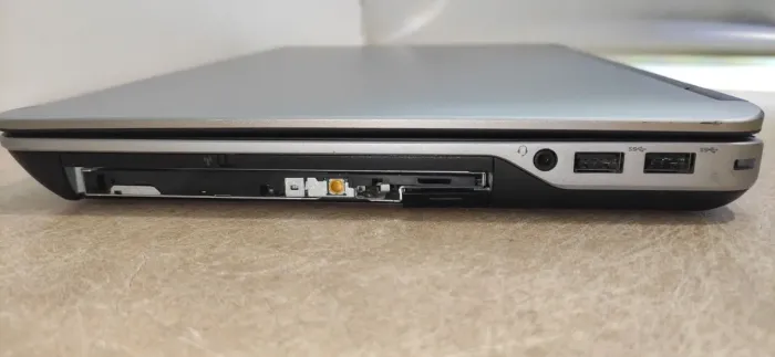 Ноутбук Б-клас Dell Latitude E6440 / 14" (1366x768) TN / Intel Core i5-4310M (2 (4) ядра по 2.7 - 3.4 GHz) / 8 GB DDR3 / 120 GB SSD / Intel HD Graphics 4600 / WebCam / АКБ не держит б/в - зображення 4