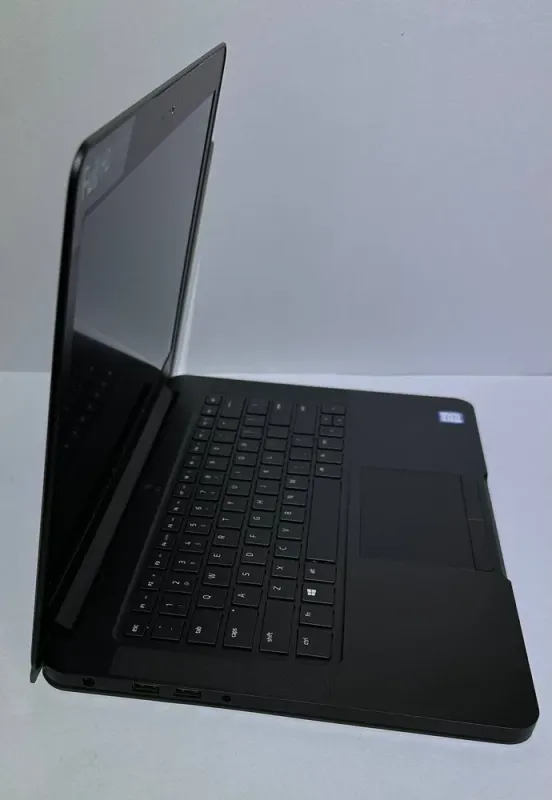 Ігровий ноутбук Б-клас Razer Blade 14 / 14" (1920x1080) IPS / Intel Core i7-7700HQ (4 (8) ядра по 2.8 - 3.8 GHz) / 16 GB DDR4 / 256 GB SSD / nVidia GeForce GTX 1060, 6 GB GDDR5, 192-bit / WebCam / Win 11 Home б/в - зображення 4