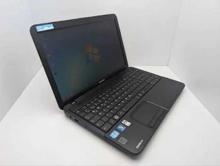 Ноутбук Toshiba Satellite C870 / 17.3" (1600x900) TN / Intel Core i3-2350M (2 (4) ядра по 2.3 GHz) / 6 GB DDR3 / 1000 GB HDD / Intel HD Graphics 3000 / WebCam б/в - зображення 6