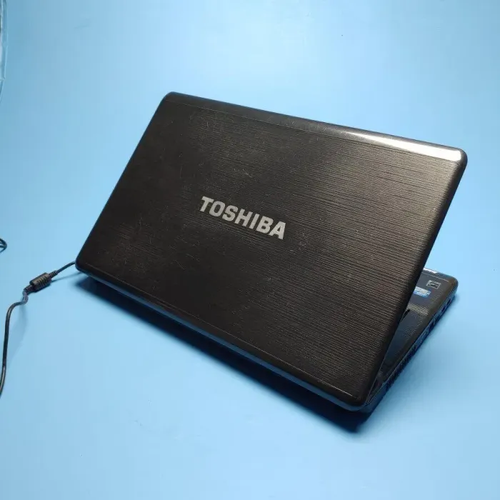 Ноутбук Б-клас Toshiba Satellite P775-S7320 / 17.3" (1600x900) TN / Intel Core i7-2670QM (4 (8) ядра по 2.2 - 3.1 GHz) / 8 GB DDR3 / 240 GB SSD / Intel HD Graphics 3000 / WebCam / DVD-RW / Win 10 Home б/в - зображення 3