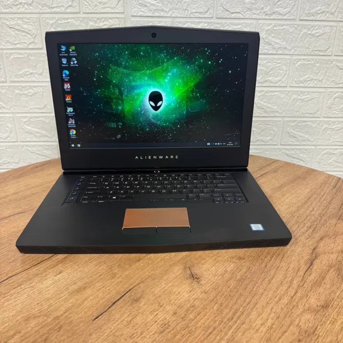 Ігровий ноутбук Б-клас Dell Alienware 15 R4 / 15.6" (1920x1080) IPS / Intel Core i7-8750H (6 (12) ядер по 2.2 - 4.1 GHz) / 16 GB DDR4 / 128 GB SSD M.2 + 1000 GB HDD / nVidia GeForce GTX 1080 Max-Q, 8 GB GDDR5X, 256-bit / WebCam б/в - зображення 2