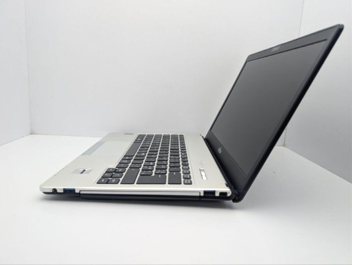 Ультрабук Fujitsu LifeBook S935 / 13.3" (1920x1080) IPS / Intel Core i5-5200U (2 (4) ядра 2.2 - 2.7 GHz) / 8 GB DDR3 / 256 GB SSD / Intel HD Graphics 5500 / WebCam б/в - изображение 5