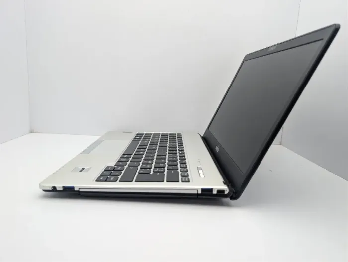 Ультрабук Fujitsu LifeBook S935 / 13.3" (1920x1080) IPS / Intel Core i5-5200U (2 (4) ядра 2.2 - 2.7 GHz) / 8 GB DDR3 / 256 GB SSD / Intel HD Graphics 5500 / WebCam б/в - зображення 5