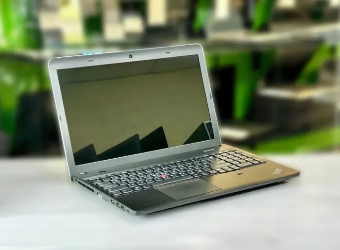 Ноутбук Б-клас Lenovo ThinkPad E531/15.6" (1366x768) TN/Intel Core i3-3110M (2(4) ядра по 2.4 GHz) / 6 GB DDR3 / 128 GB SSD / nVidia GeForce GT 740M, 2 GB GDDR3, 64-bit / WebCam / Win 10 Pro / Батарея не тримає б/в - зображення 2