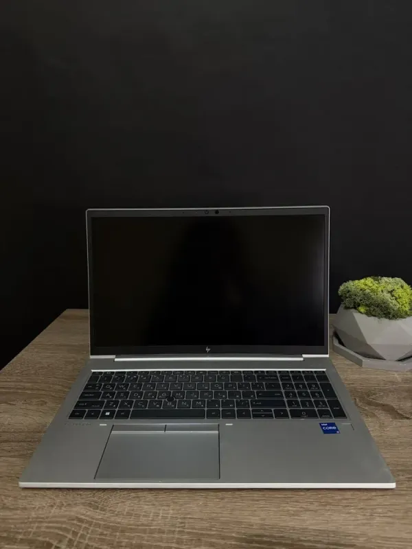 Ультрабук Б-клас HP EliteBook 850 G8 / 15.6" (1920x1080) IPS / Intel Core i5-1145G7 (4 (8) ядра по 2.6 - 4.4 GHz) / 16 GB DDR4 / 256 GB SSD M.2 / Intel Iris Xe Graphics / WebCam / Win 10 б/в - зображення 2