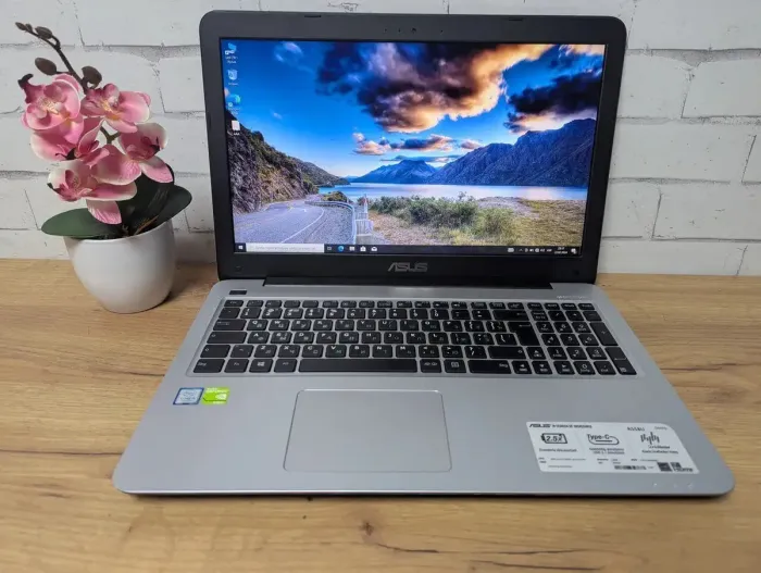 Ноутбук Asus R558U / 15.6" (1920x1080) TN / Intel Core i5-7200U (2 (4) ядра по 2.5 - 3.1 GHz) / 16 GB DDR4 / 500 GB SSD / Intel HD Graphics 620 / WebCam б/в - зображення 2