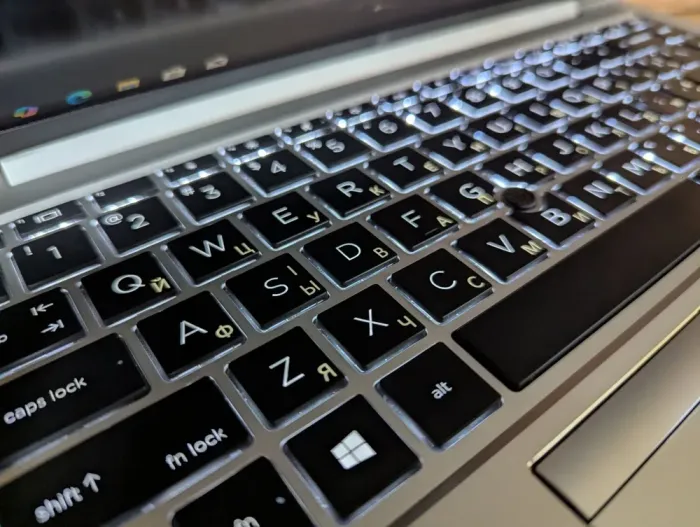 Ультрабук Б-клас HP EliteBook 840 G7 / 14" (1920x1080) IPS / Intel Core i7-10610U (4 (8) ядра по 1.8 - 4.9 GHz) / 16 GB DDR4 / 1000 GB SSD / Intel UHD Graphics / WebCam / Fingeprint / Windows 10 б/в - зображення 6