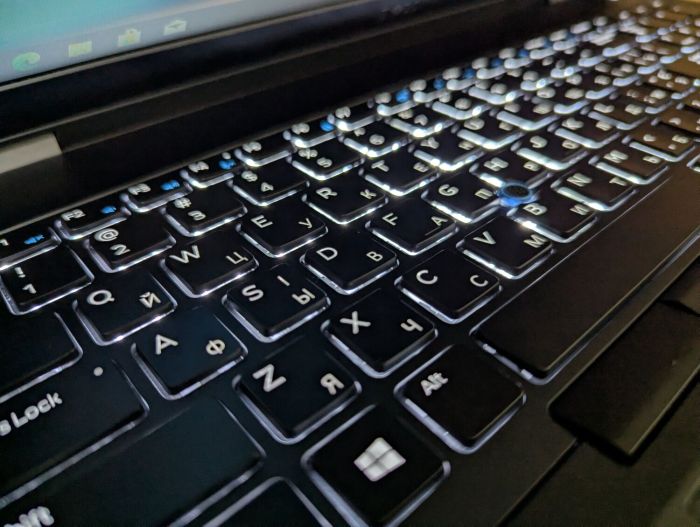 Ноутбук Dell Latitude E5570 / 15.6" (1366x768) TN / Intel Core i7-6820HQ (4 (8) ядра по 2.7 - 3.6 GHz) / 16 GB DDR4 / 512 GB SSD / AMD Radeon R7 M370, 2 GB GDDR5, 128-bit / HDMI / VGA / Windows 10 б/в - зображення 6